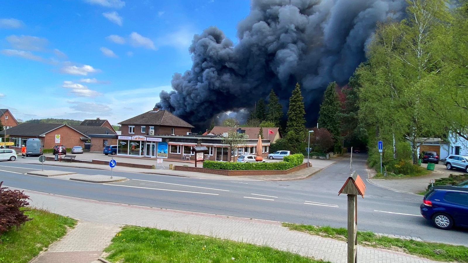 Die massive Rauchwolke zog bis in die Lüneburger Heide.