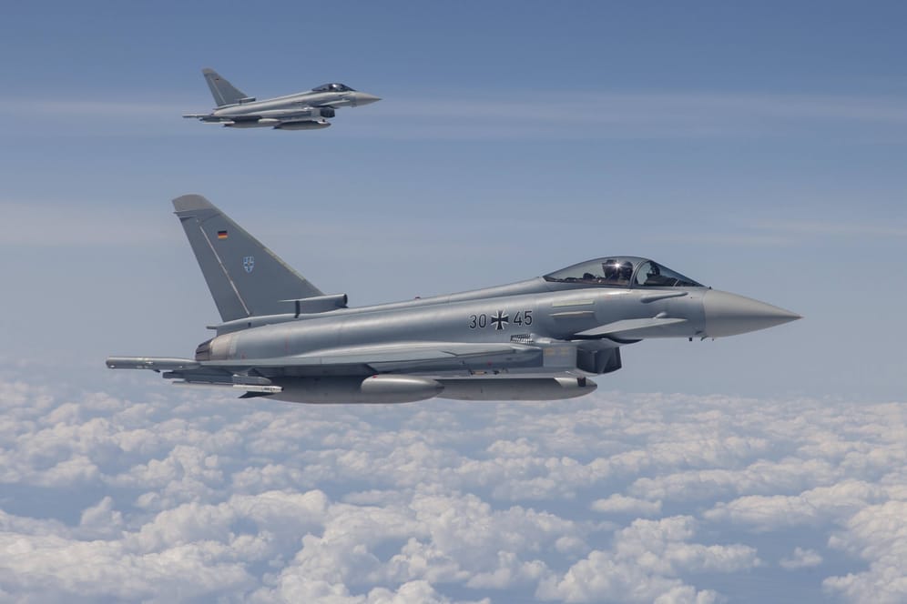 Zwei Eurofighter über den Wolken (Archivbild): Die Flugzeuge mussten wegen eines verlorenen Funkkontakts in die Luft.