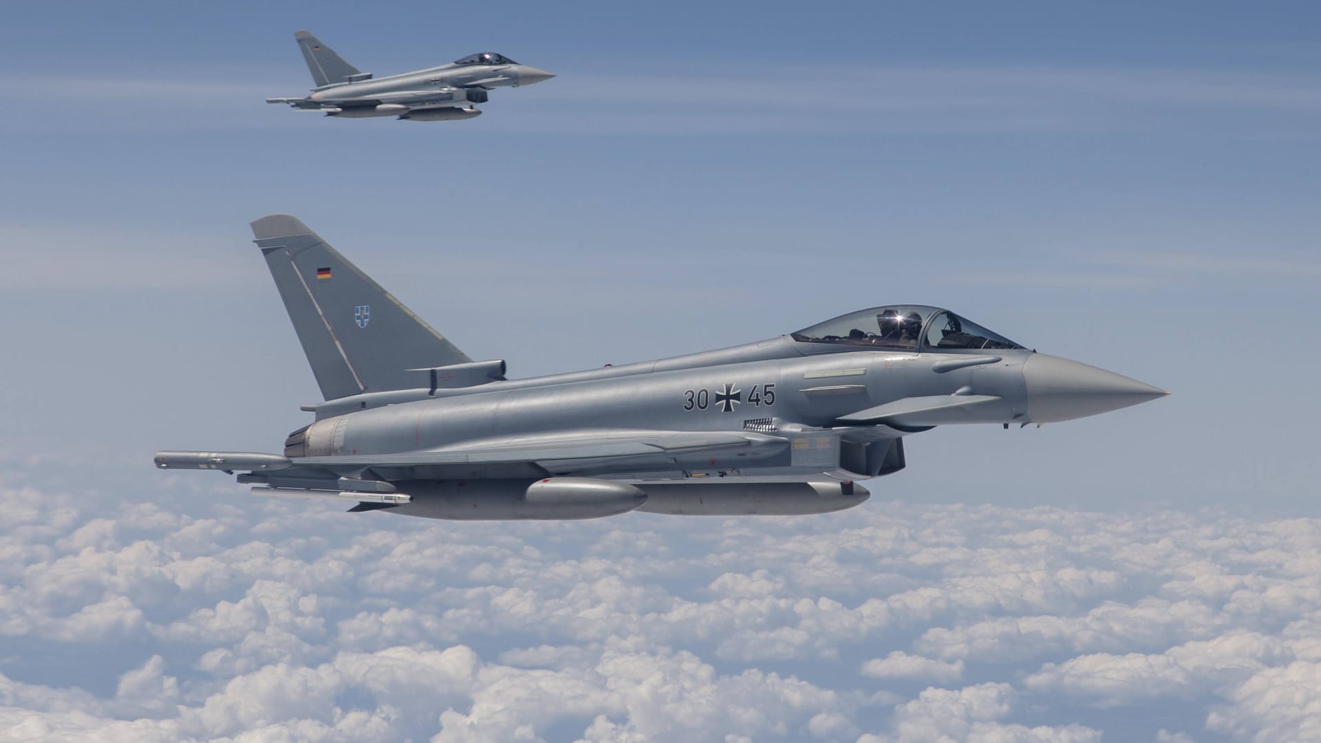 Zwei Eurofighter über den Wolken (Archivbild): Die Flugzeuge mussten wegen eines verlorenen Funkkontakts in die Luft.