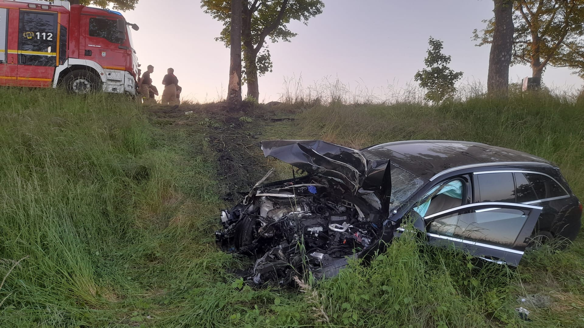 Der zerstörte Pkw liegt in einem Graben: Der Fahrer wurde lebensgefährlich verletzt.