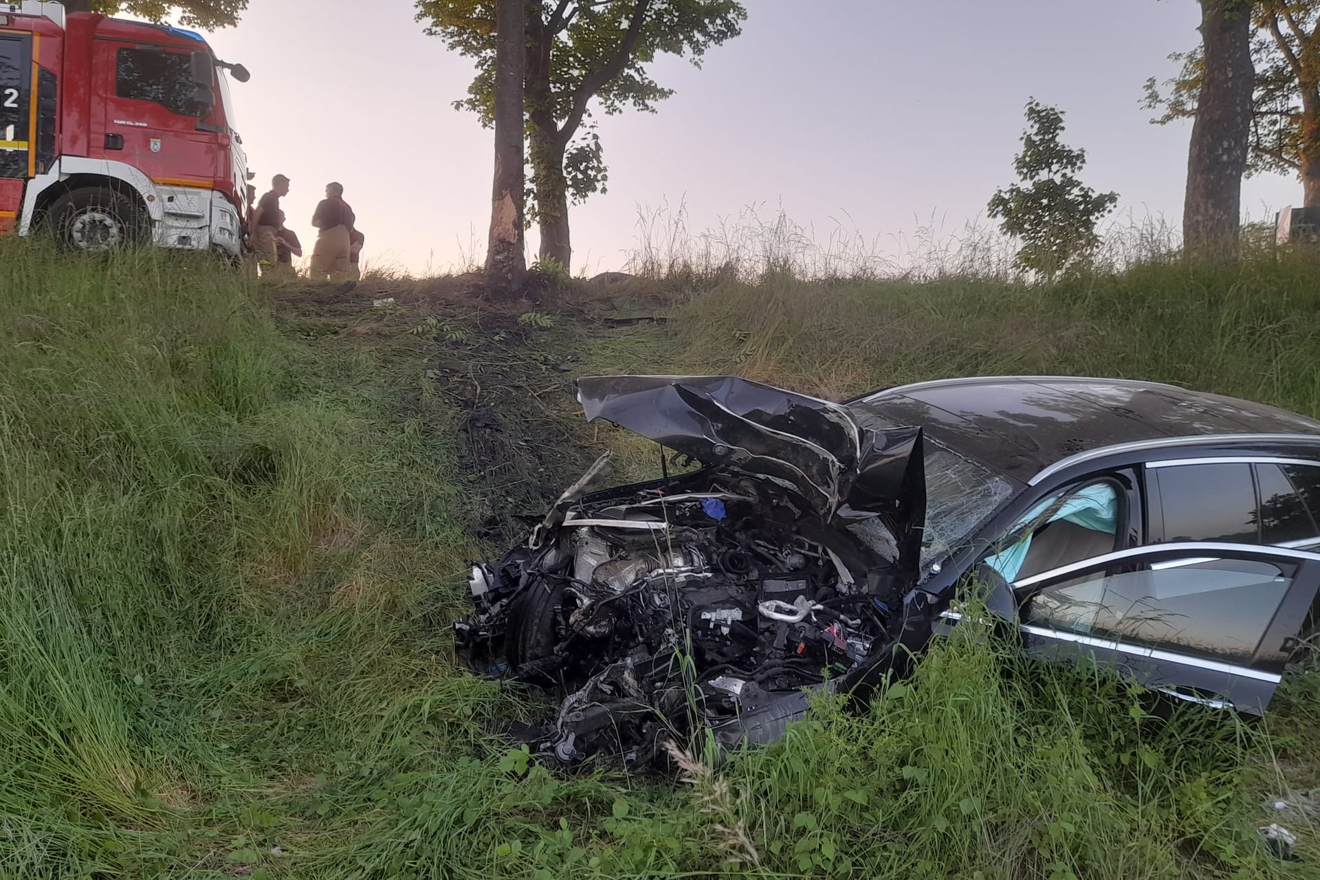 Der zerstörte Pkw liegt in einem Graben: Der Fahrer wurde lebensgefährlich verletzt.