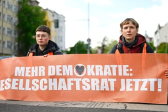 Aktivistinnen der "Letzten Generation" bei einer Blockade in Berlin