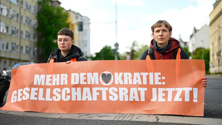 Aktivistinnen der "Letzten Generation" bei einer Blockade in Berlin