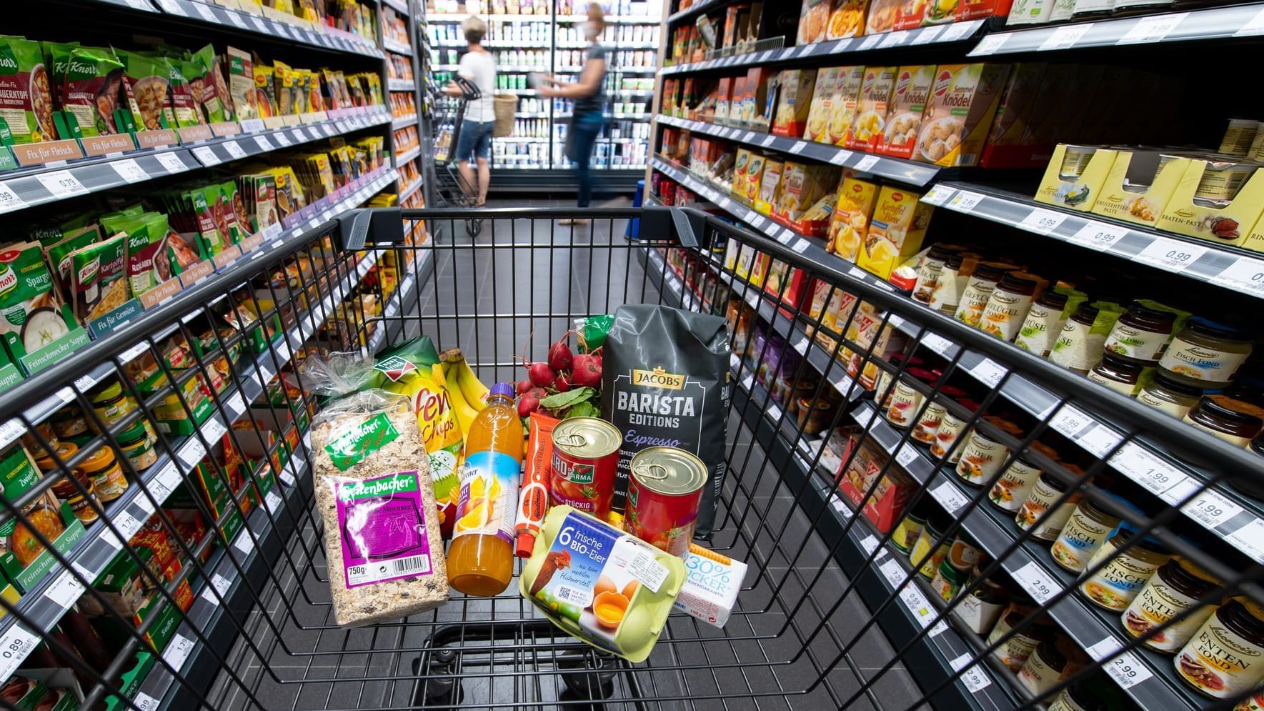 Lebensmittel liegen in einem Supermarkt im Einkaufswagen (Symbolbild): Der deutsche Einzelhandel vermerkt im März einen erneuten Umsatzrückgang. Lebensmittel liegen in einem Supermarkt im Einkaufswagen (Symbolbild): Der deutsche Einzelhandel vermerkt im März einen erneuten Umsatzrückgang.