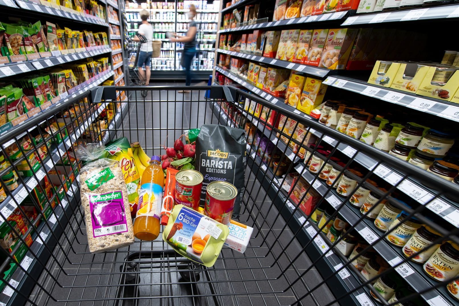 Lebensmittel liegen in einem Supermarkt im Einkaufswagen (Symbolbild): Der deutsche Einzelhandel vermerkt im März einen erneuten Umsatzrückgang. Lebensmittel liegen in einem Supermarkt im Einkaufswagen (Symbolbild): Der deutsche Einzelhandel vermerkt im März einen erneuten Umsatzrückgang.