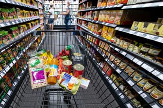 Lebensmittel liegen in einem Supermarkt im Einkaufswagen (Symbolbild): Der deutsche Einzelhandel vermerkt im März einen erneuten Umsatzrückgang.