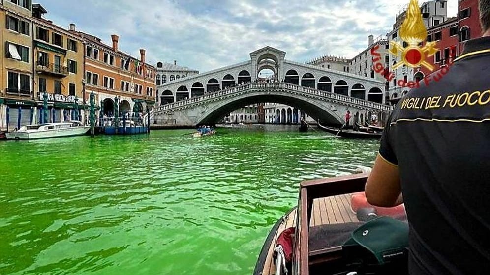 Eine zunächst unbekannte Flüssigkeit im Wasser des weltberühmten Canale Grande hielt die Behörden in Venedig am Sonntag in Atem.