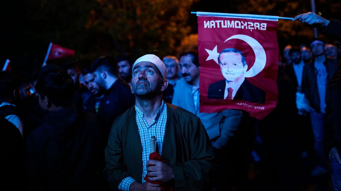 Istanbul: Anhänger des türkischen Präsidenten Erdogan verfolgen die Nachrichten auf einem Großbildschirm vor dem Sitz der AKP.