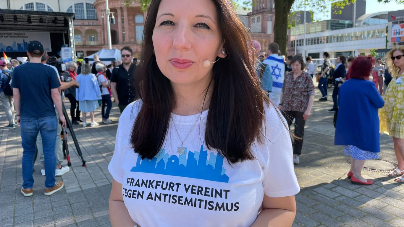 Die Moderatorin der Kundgebung: Michaela Fuhrmann, 40 Jahre alt, ist Leiterin für politische Beziehungen der jüdischen Gemeinde Frankfurts