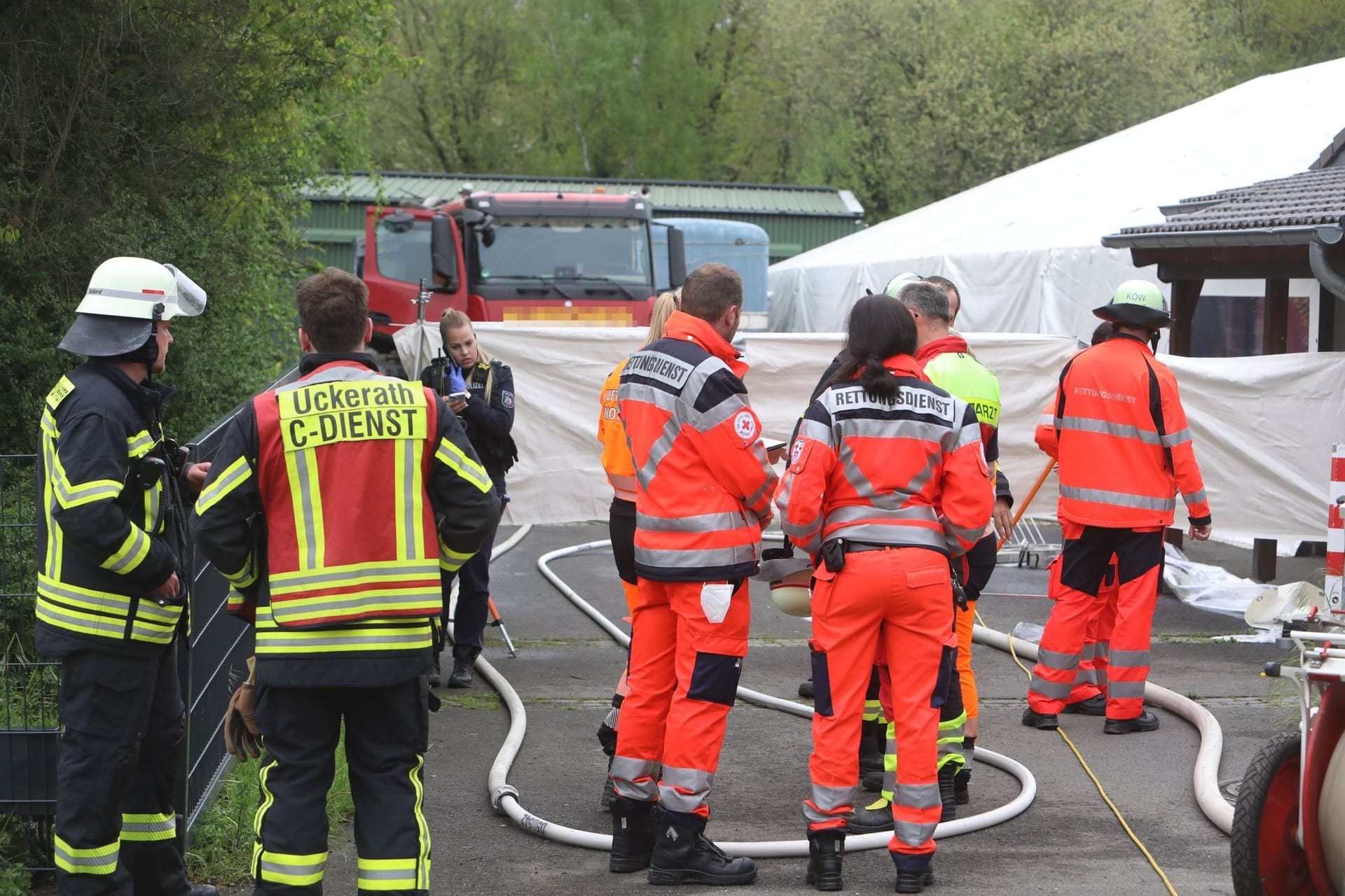 Einsatzkräfte am Unglücksort: Zwei Menschen starben durch den Stromschlag.