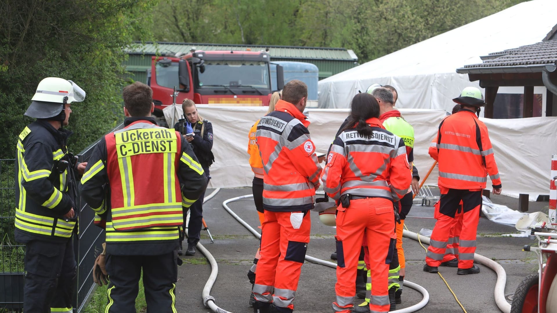 Einsatzkräfte am Unglücksort: Zwei Menschen starben durch den Stromschlag.