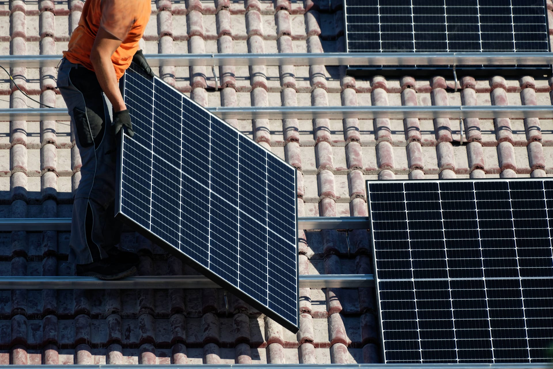 Verzögerte Installation: Gegen lange Wartezeiten beim Einbau der PV-Anlage können sich Hausbesitzer wehren.