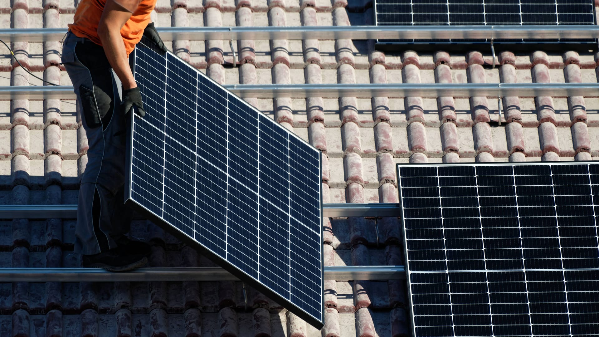 Verzögerte Installation: Gegen lange Wartezeiten beim Einbau der PV-Anlage können sich Hausbesitzer wehren.