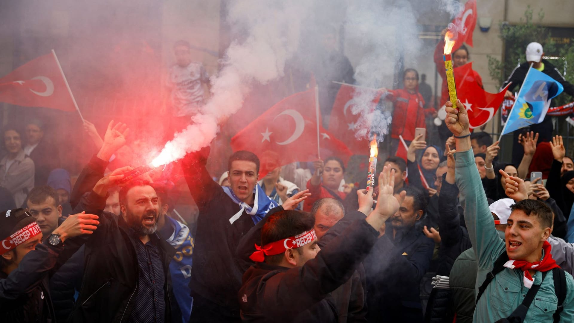 Anhänger von Erdoğan in Istanbul: Rund 61 Millionen Menschen waren in der Türkei zur Abstimmung aufgerufen.