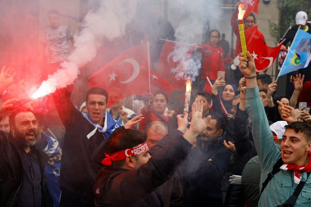 Anhänger von Erdoğan in Istanbul: Rund 61 Millionen Menschen waren in der Türkei zur Abstimmung aufgerufen.