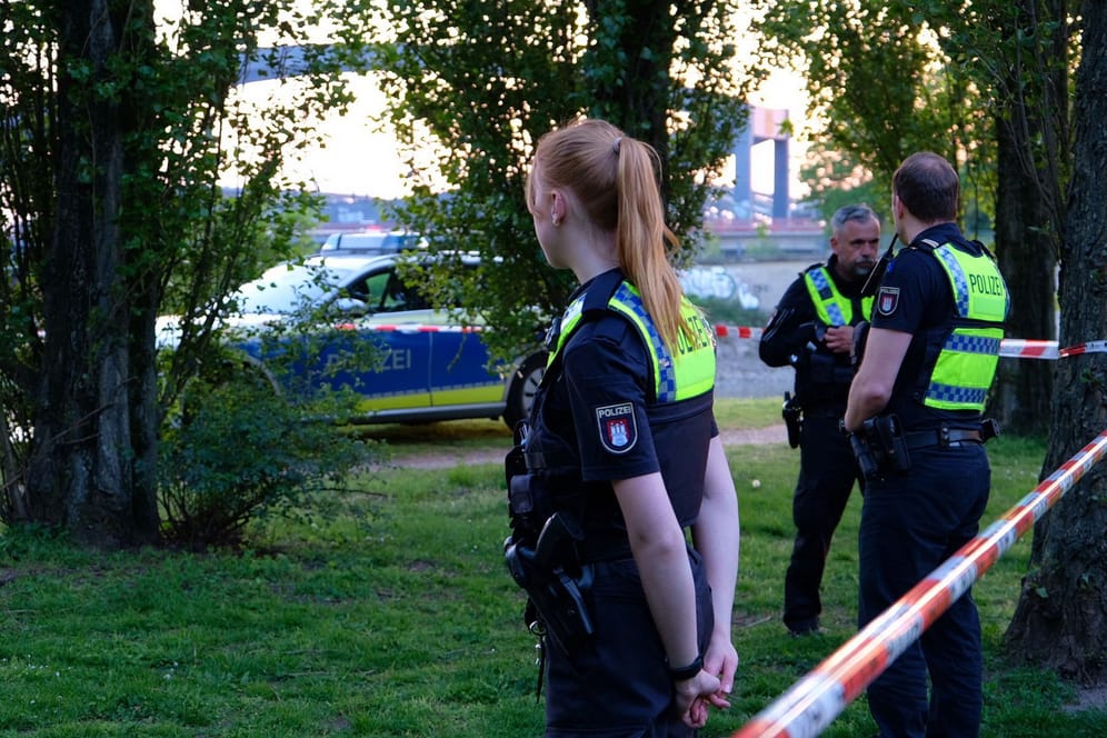 Polizeikräfte sichern den Unfallbereich ab: Ein dreijähriges Kind war am Abend in die Elbe im Entenwerder Park gefallen.