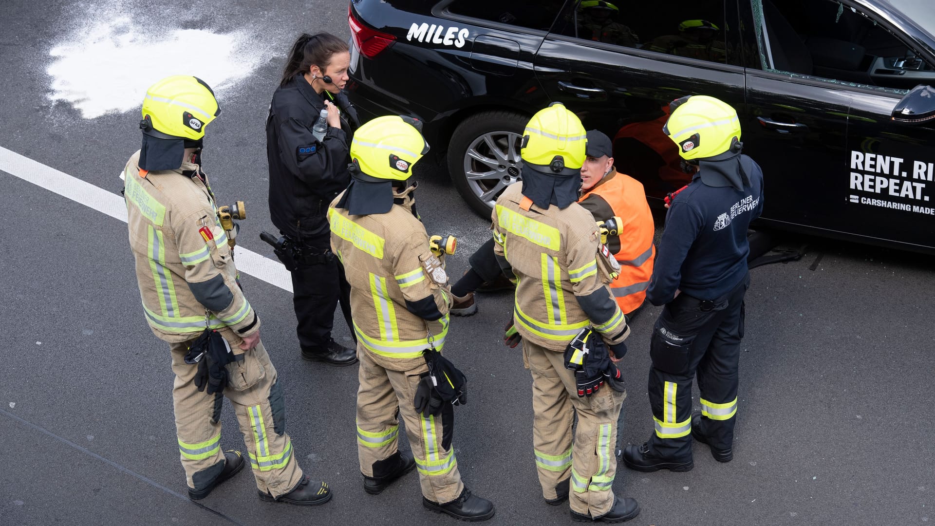 An diesem Mietwagen kam der Kupfer-Trick zum Einsatz: Erst die Feuerwehr konnte helfen.