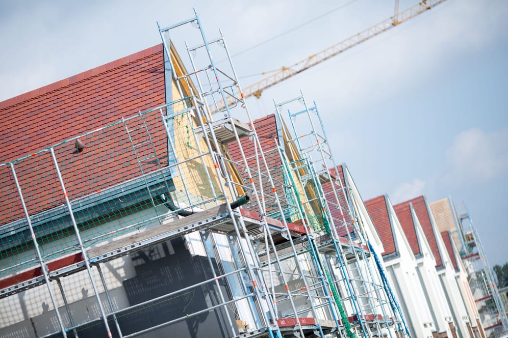 Häuser im Bau: In den kommenden Monaten dürften die Zinsen für Immobiliendarlehen wieder steigen.