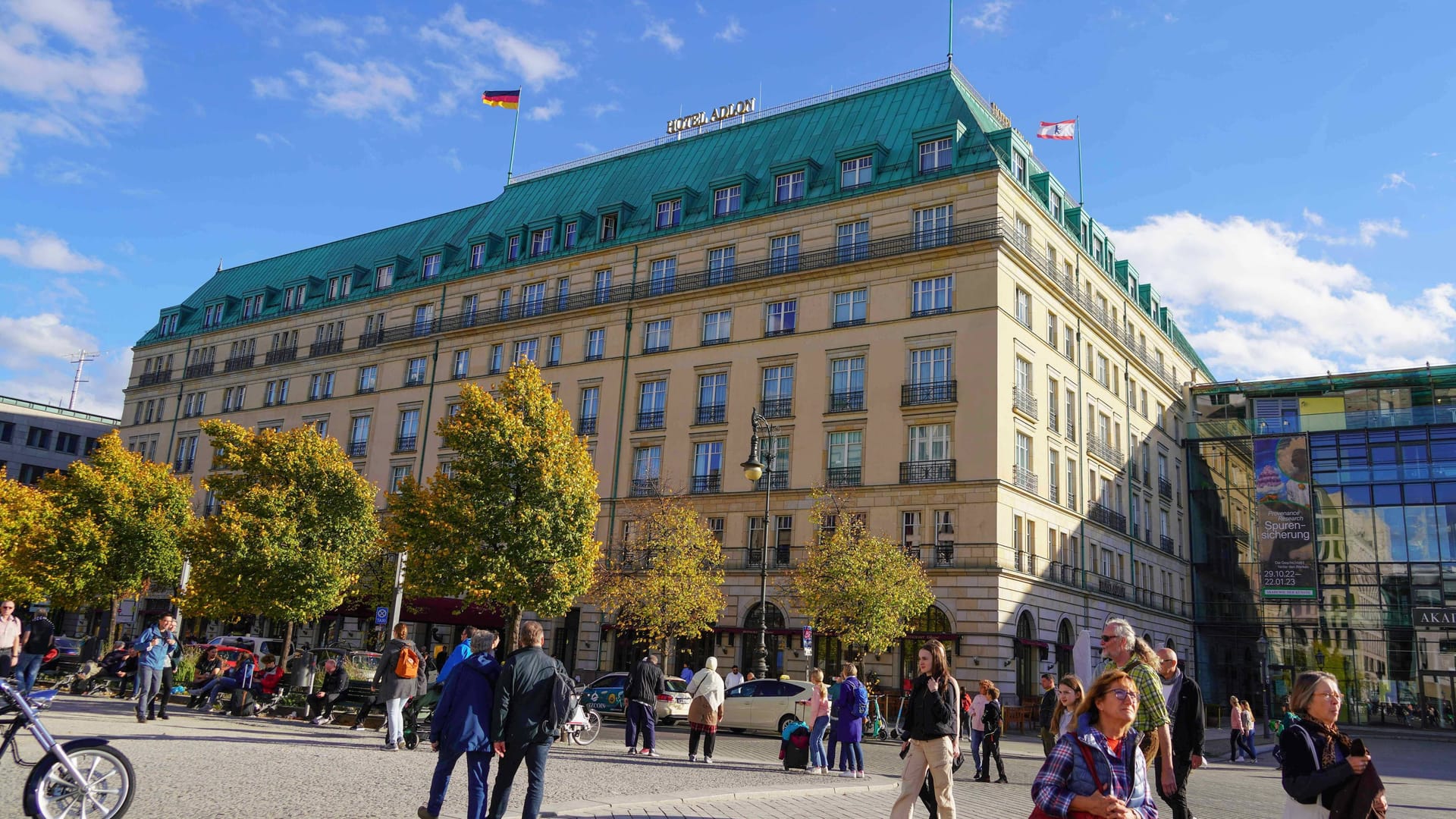 Das Adlon in Berlin (Archivfoto): Das Originalgebäude brannte 1945 ab. Das Adlon in Berlin (Archivfoto): Das Originalgebäude brannte 1945 ab.
