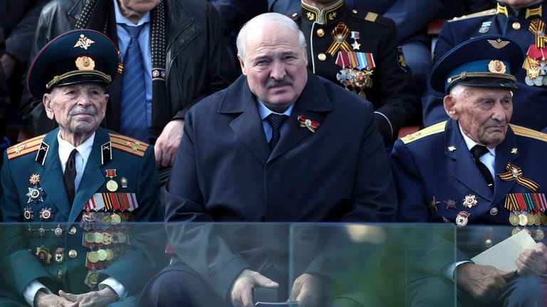 Moskau, 9. Mai: Bei der Siegesparade auf dem Roten Platz wirkt Diktator Lukaschenko (M.) müde.