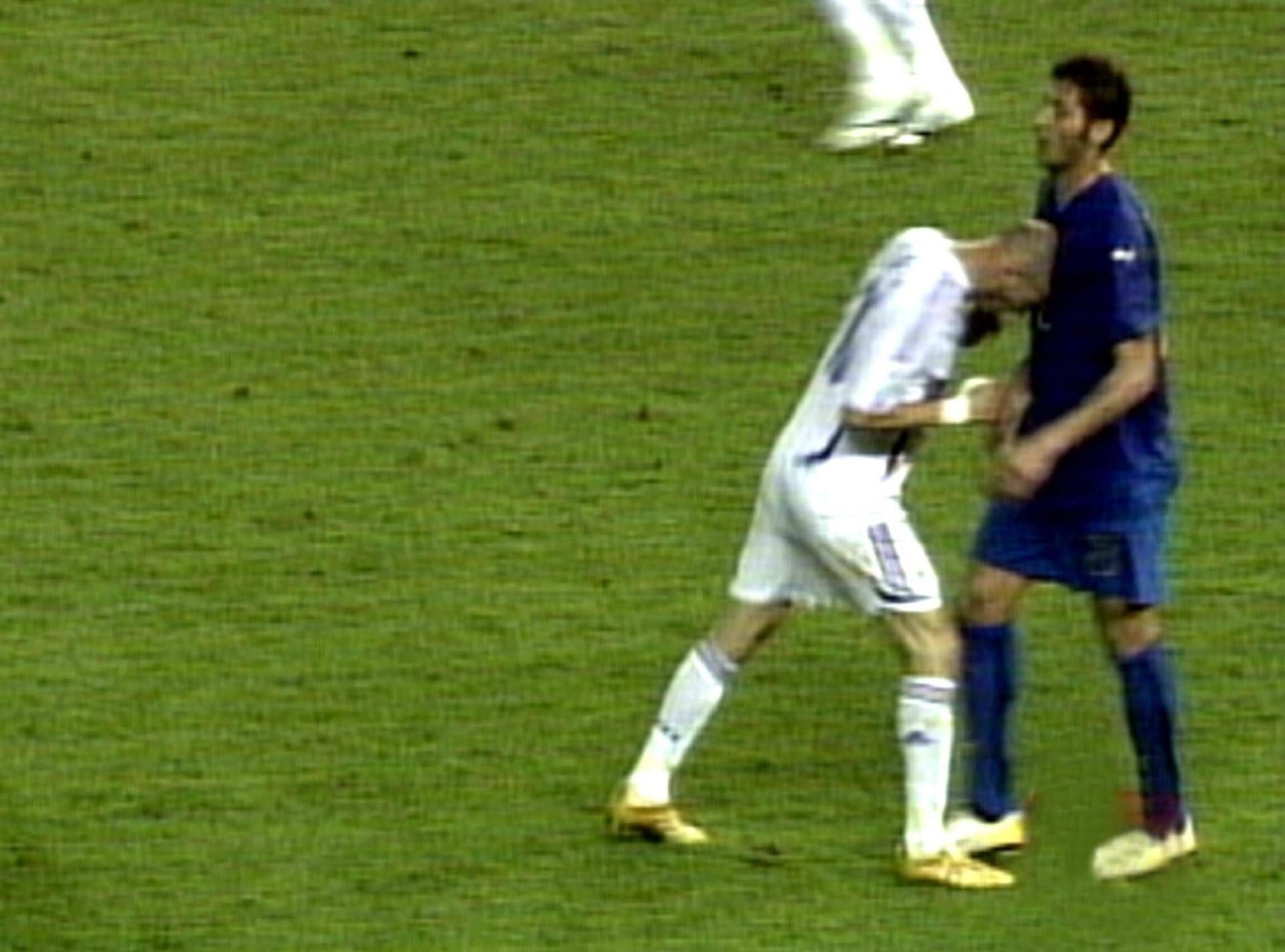 WM-Finale 2006 in Berlin (Archivbild): Zinedine Zidane stößt Marco Materazzi mit dem Kopf gegen die Brust.