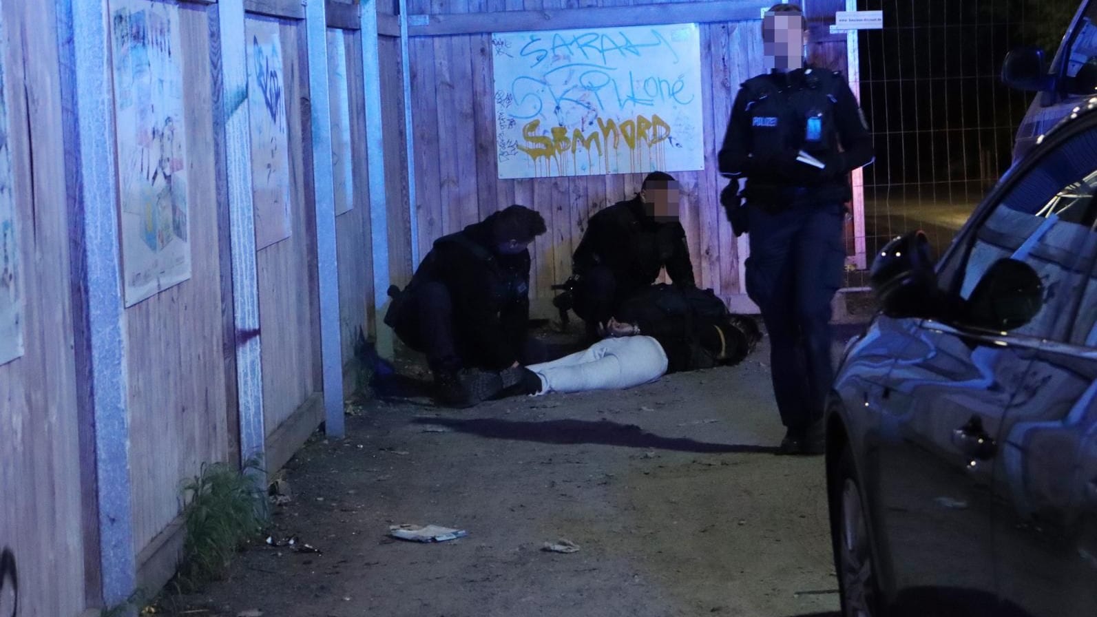 Eine Frau wird festgehalten: Am S-Bahnhof Schöneweide ist es in der Nacht zu Streitigkeiten gekommen. Eine Frau wird festgehalten: Am S-Bahnhof Schöneweide ist es in der Nacht zu Streitigkeiten gekommen.