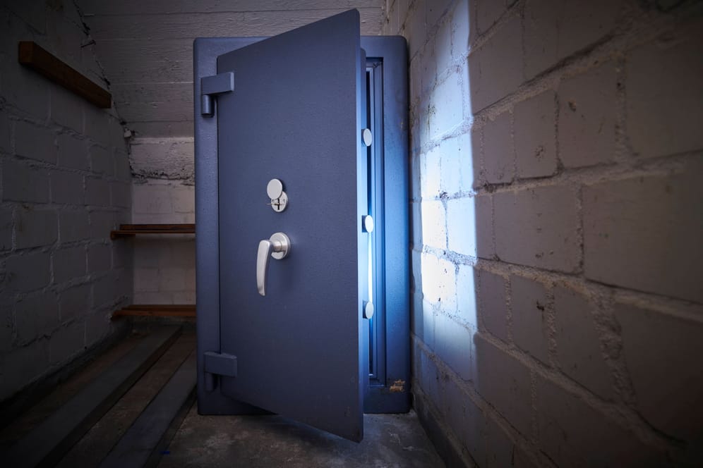Ein geöffneter Tresor in einem Keller (Symbolfoto): Unbekannte haben Beute in einem Discounter gemacht.