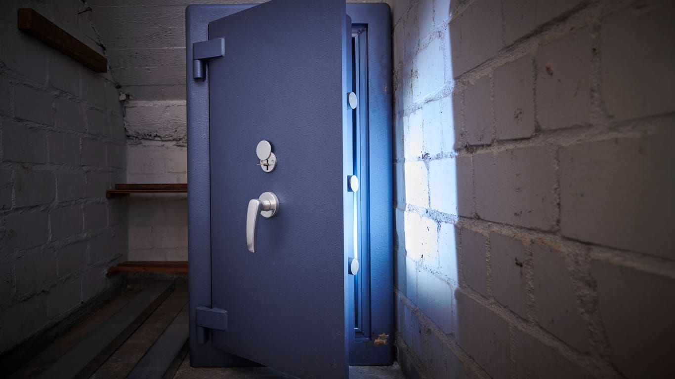 Ein geöffneter Tresor in einem Keller (Symbolfoto): Unbekannte haben Beute in einem Discounter gemacht.
