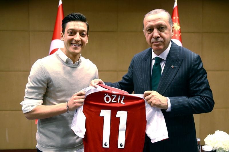 Mesut Özil und Recep Tayyip Erdogan: Der Fußballer hat erneut ein Foto mit dem wiedergewählten türkischen Präsidenten geteilt (Archivbild).