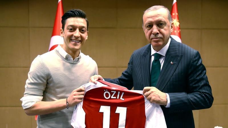 Mesut Özil und Recep Tayyip Erdogan: Der Fußballer hat erneut ein Foto mit dem wiedergewählten türkischen Präsidenten geteilt (Archivbild).