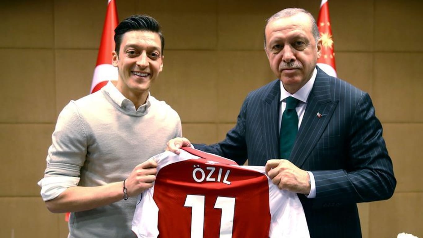 Mesut Özil und Recep Tayyip Erdogan: Der Fußballer hat erneut ein Foto mit dem wiedergewählten türkischen Präsidenten geteilt (Archivbild).