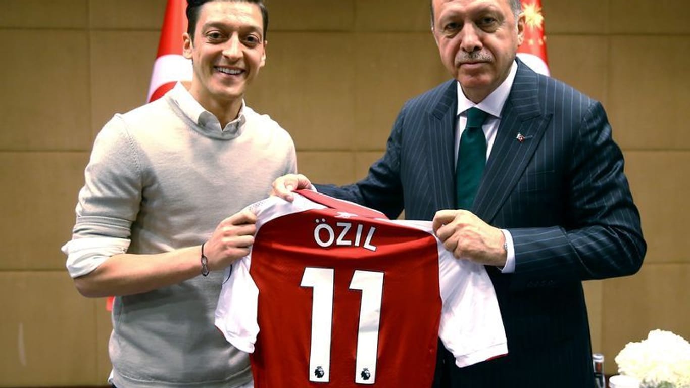 Mesut Özil und Recep Tayyip Erdogan: Der Fußballer hat erneut ein Foto mit dem wiedergewählten türkischen Präsidenten geteilt (Archivbild).
