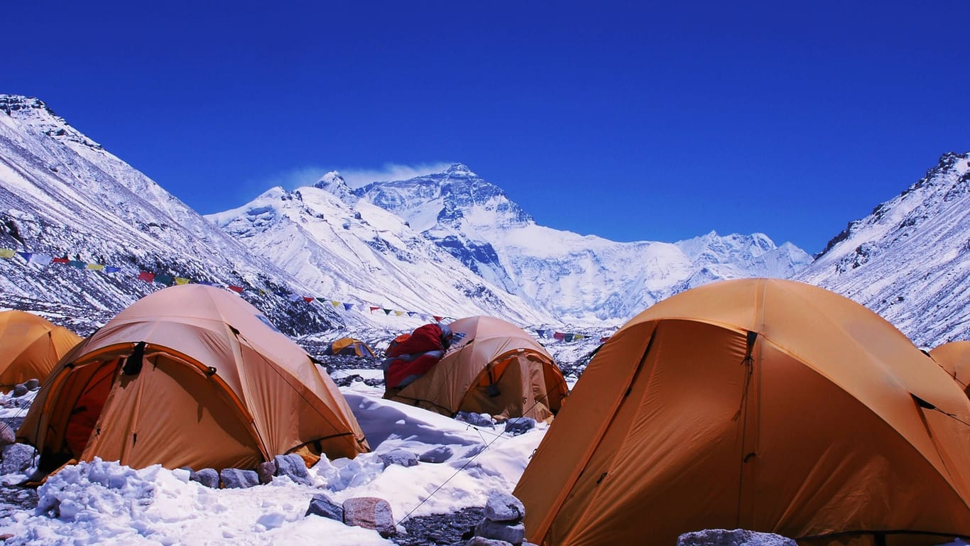 Ein Bergsteigercamp auf dem Mount Everest.