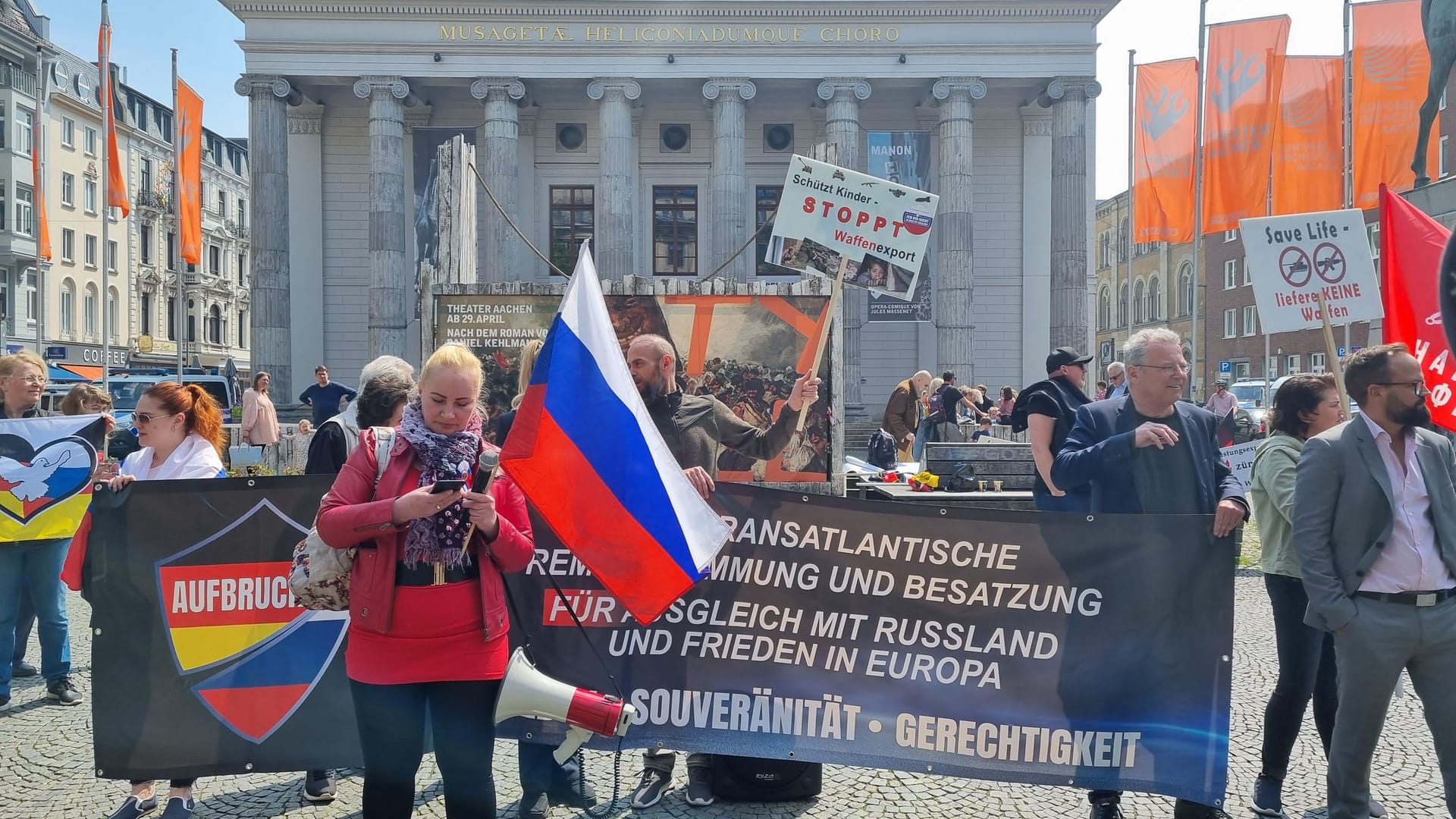 Pro-Putin-Demonstranten um Elena Kolbasnikova: Sie nennt die Ukrainer "Nazis".