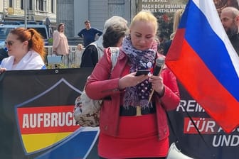 Pro-Putin-Demonstranten um Elena Kolbasnikova: Sie nennt die Ukrainer "Nazis".