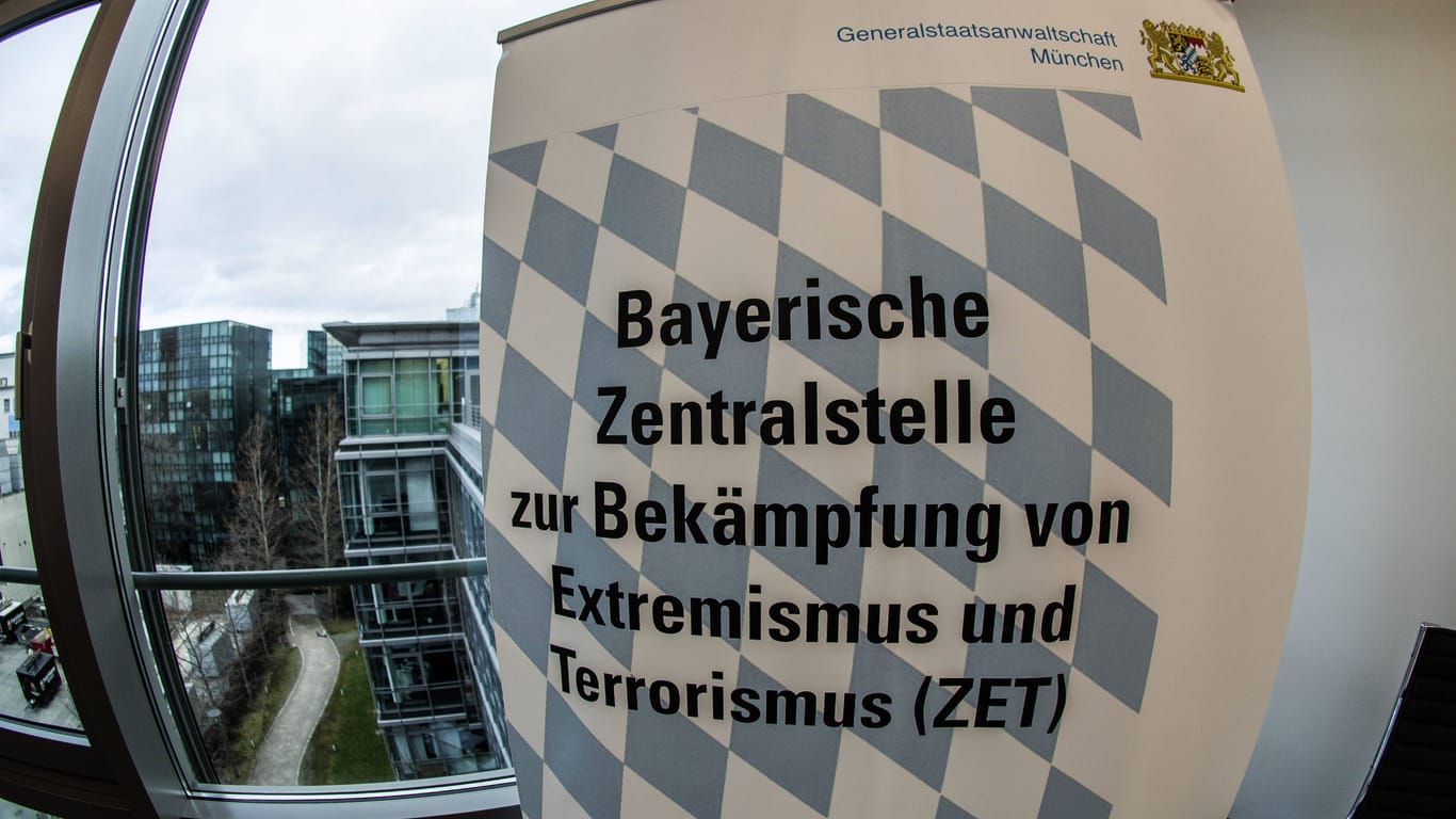 Ein Banner der Bayerischen Generalstaatsanwaltschaft (Symbolbild): Von ihr gingen die Razzien gegen die "Letzte Generation" aus, die nun in der Kritik stehen.