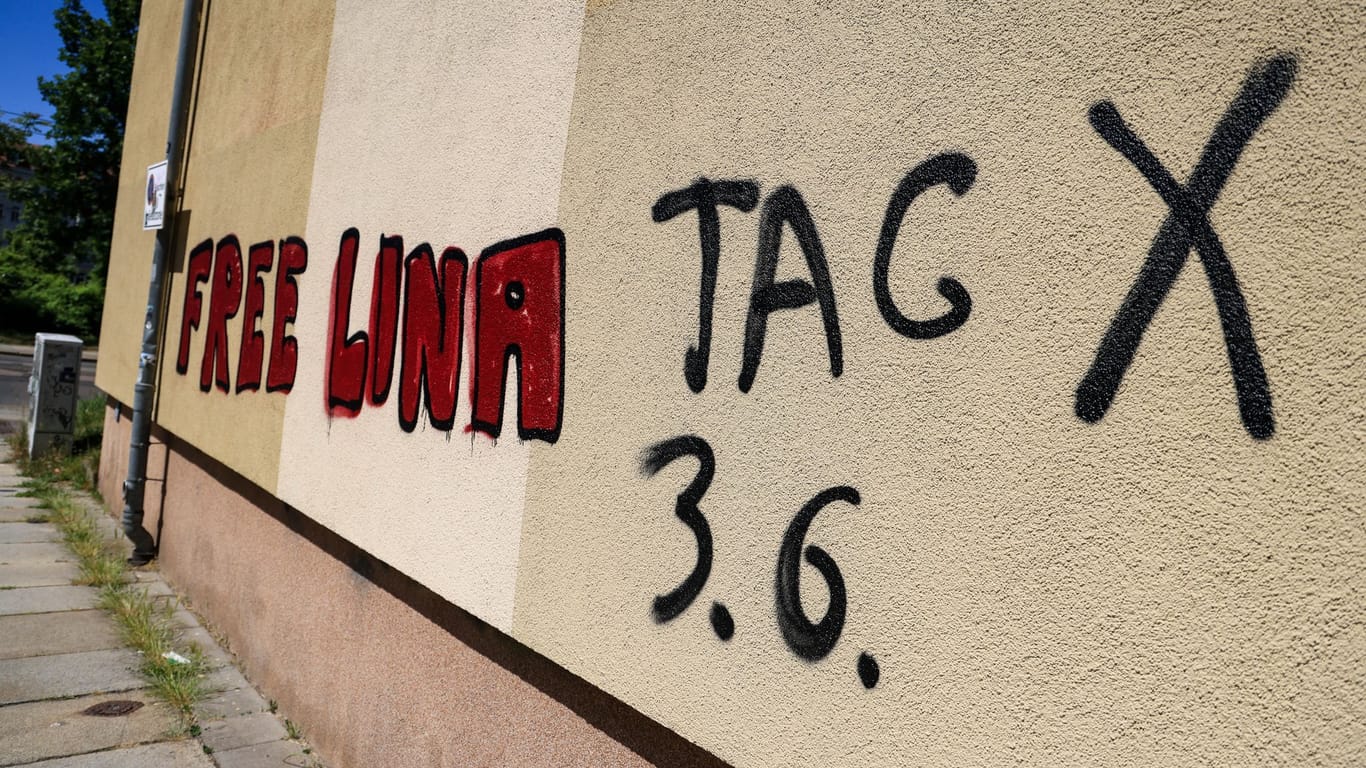 Ein Graffiti "Free Lina 3.6. Tag X" prangt an einem Wohnhaus (Archivfoto): Im Prozess gegen die mutmaßliche Linksextremistin Lina E. und drei weitere Beschuldigte am Mittwoch ein Urteil erwartet.