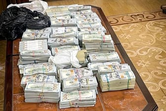 Bargeld bei der Durchsuchung: Der Oberste Richter des Obersten Gerichtshofs in der Ukraine ist wegen Schmiergeldzahlungen festgenommen worden. Bargeld bei der Durchsuchung: Der Oberste Richter des Obersten Gerichtshofs in der Ukraine ist wegen Schmiergeldzahlungen festgenommen worden.