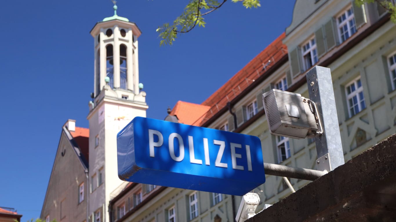 Das Polizeipräsidium in München von außen (Symbolbild): Anfang der Woche kollabierte dort ein Mann, der wenig später im Krankenhaus starb.