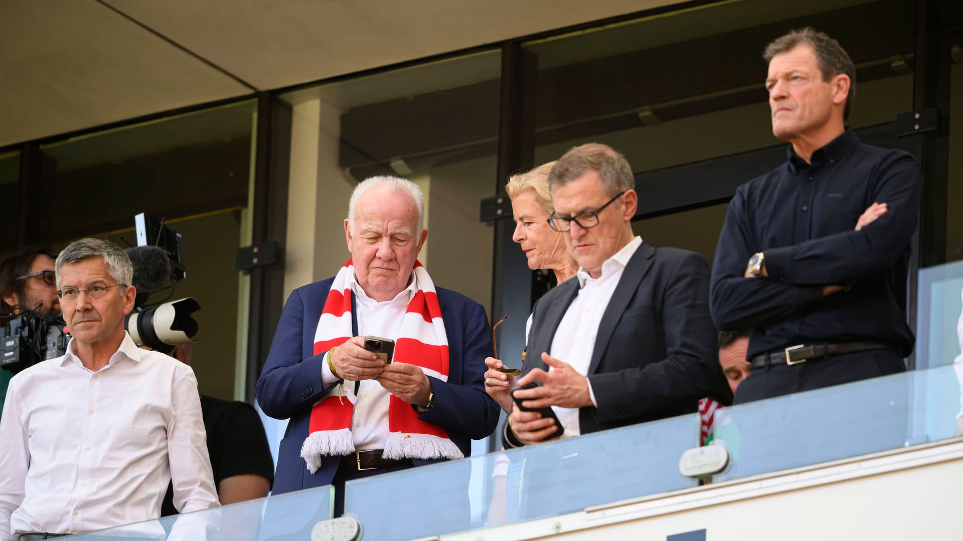 Dreesen (2.v.r.) beim letzten Spiel der Saison 2022/23 in Köln. An seiner rechten Hand hat der neue Bayern-Boss nur vier Finger.