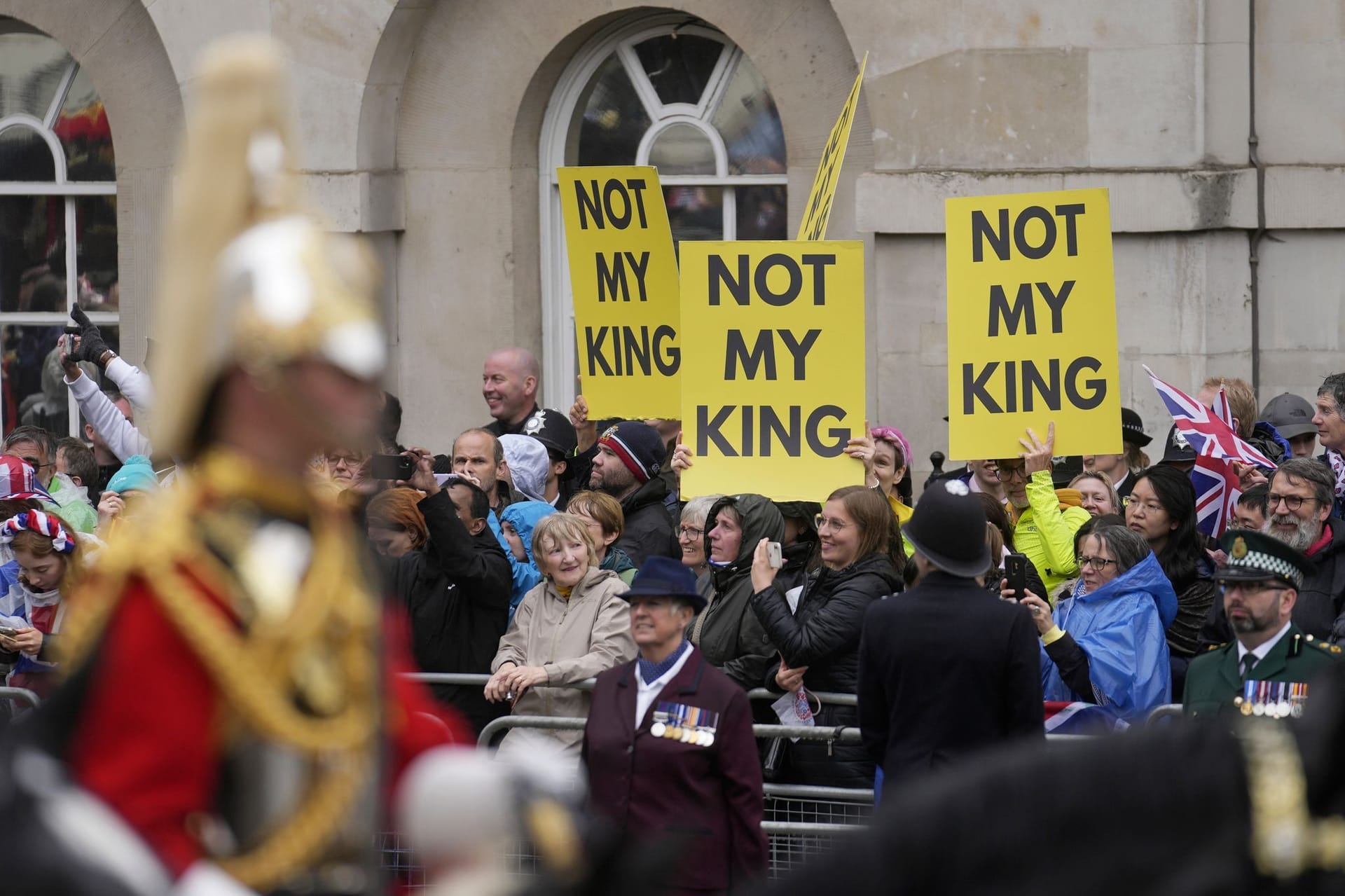 "Not My King"-Plakate schafften es auch zur Prozession des Königs.