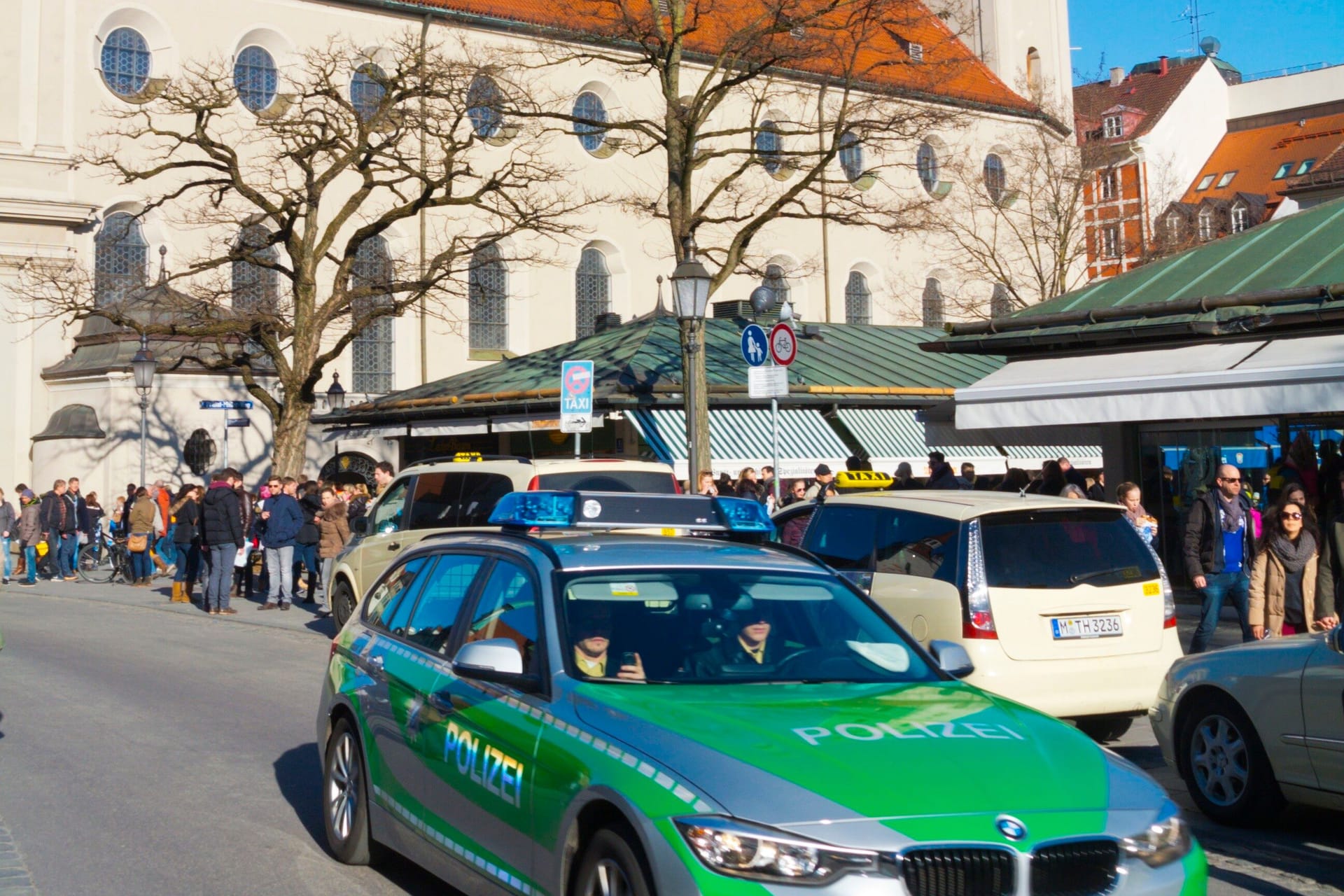 Ein Polizeiauto am Viktualienmarkt (Symbolbild): Am Donnerstag wurden Teile des Platzes gesperrt, weil ein Mann mit einer Softair auf ein fahrendes Auto schoss.