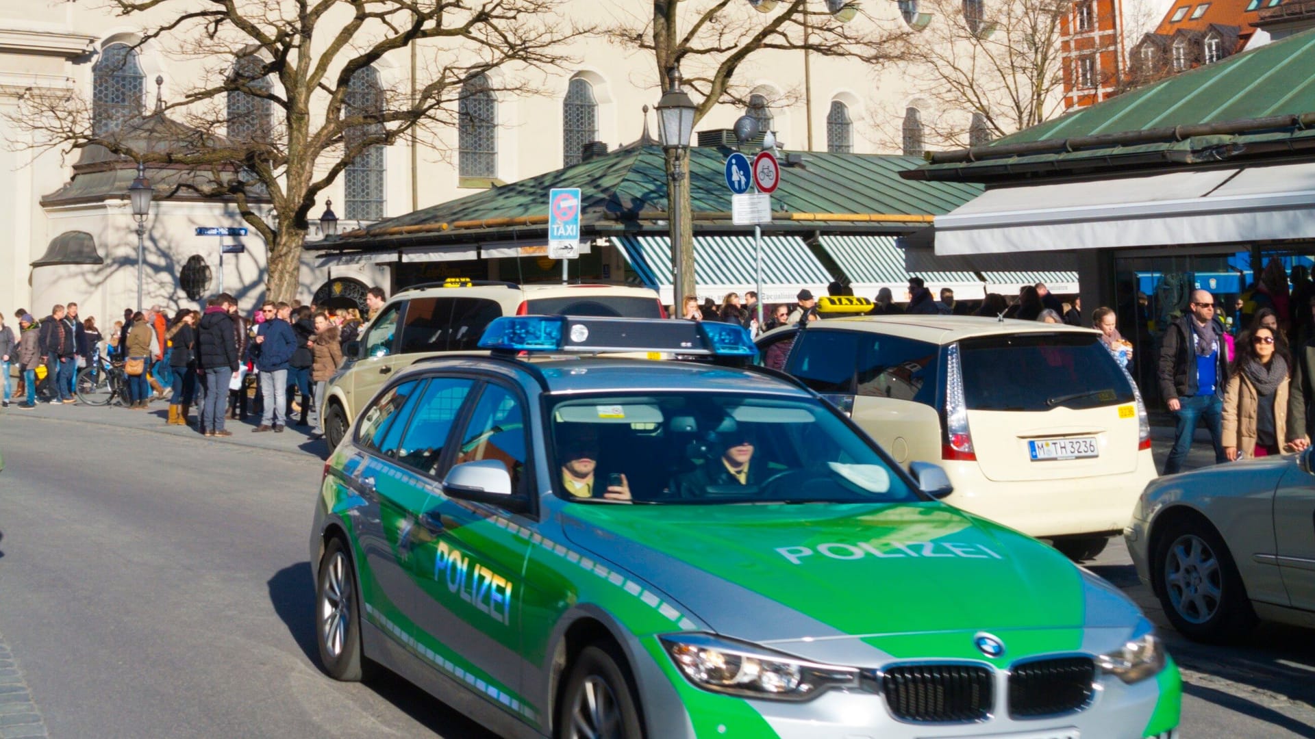 Ein Polizeiauto am Viktualienmarkt (Symbolbild): Am Donnerstag wurden Teile des Platzes gesperrt, weil ein Mann mit einer Softair auf ein fahrendes Auto schoss.