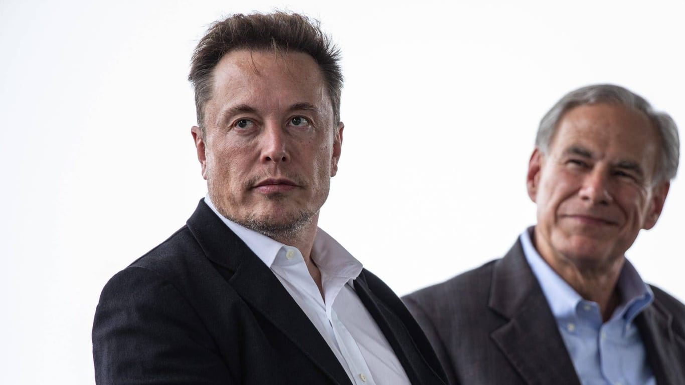 Elon Musk (links) mit dem Gouverneur von Texas, Greg Abbott (Archivbild): Was war Musks Verbindung zu Jeffrey Epstein?