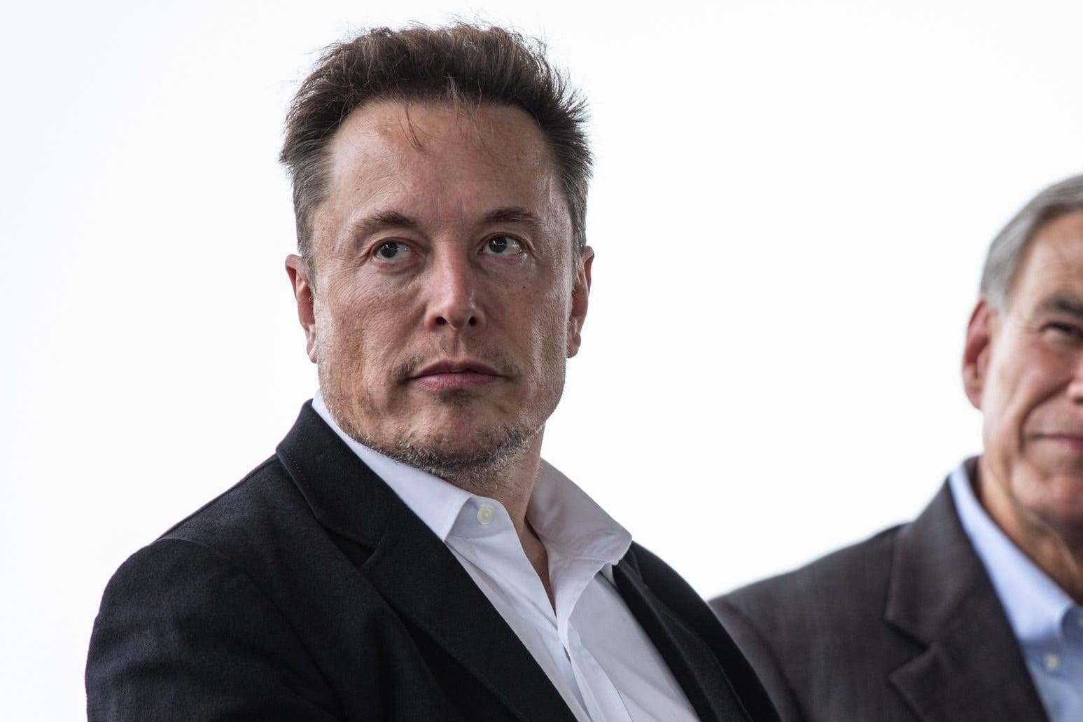 Elon Musk (links) mit dem Gouverneur von Texas, Greg Abbott (Archivbild): Was war Musks Verbindung zu Jeffrey Epstein?