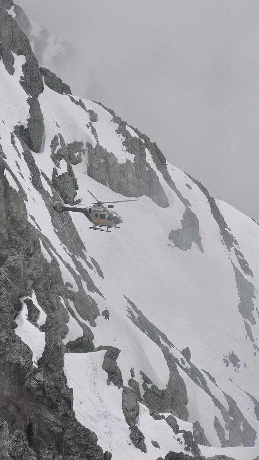 Hubschrauber am Berg: Als die Wolkendecke kurz aufriss, konnten die Retter zu den Touristen vordringen.
