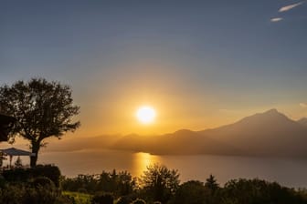 Dem Regen entfliehen und die Sonne genießen (Archivbild): Viele Münchner zieht es an den Gardasee.