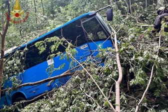 Bei einem Busunfall in Italien sind mindestens drei Menschen verletzt worden.
