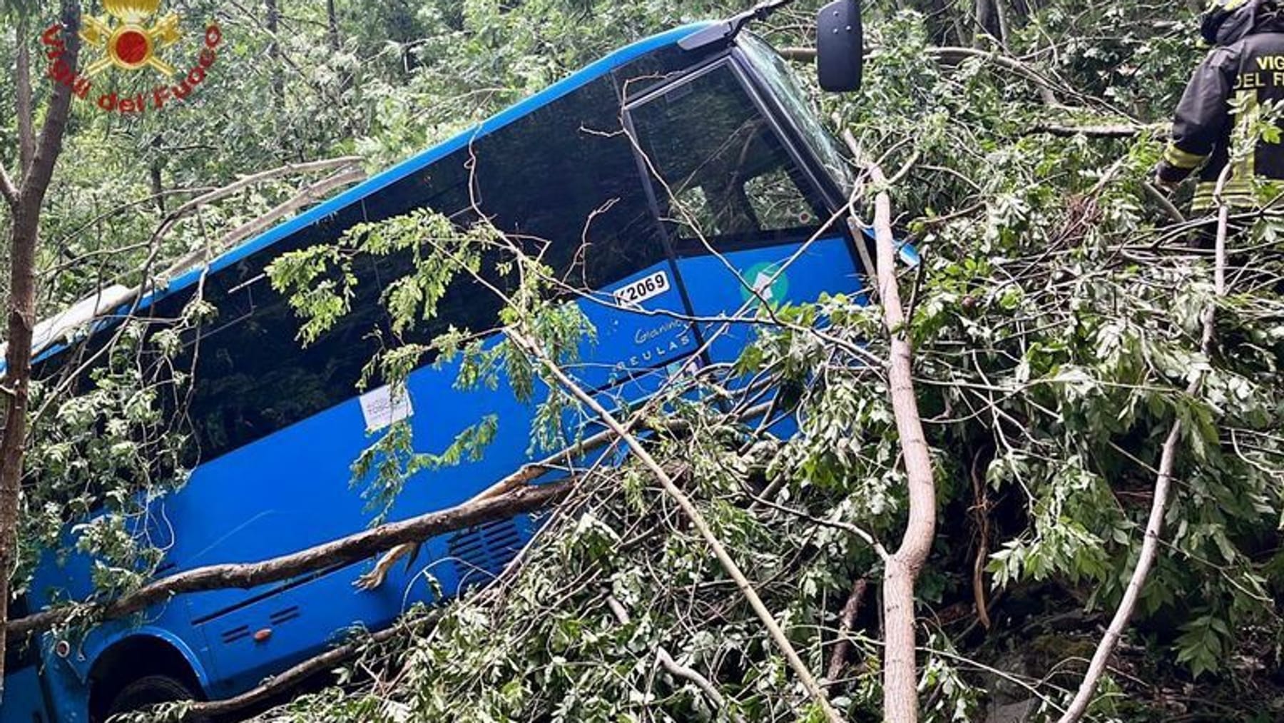 Lo scuolabus è caduto per 100 metri