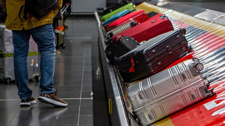 Warten auf den Koffer: Künftig können Passagiere den Verbleib des Reisegepäcks besser nachvollziehen.